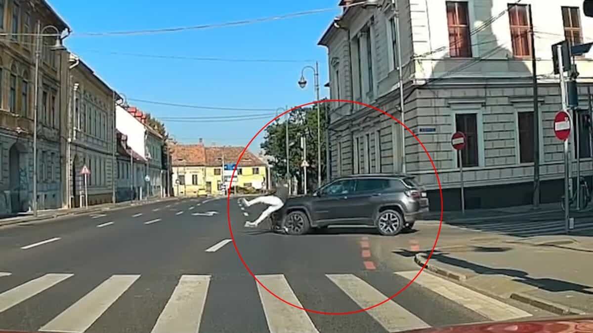 Accident în fața Prefecturii Sibiu - Bărbat pe trotinetă, acroșat de o mașină după ce a trecut pe roșu (video)