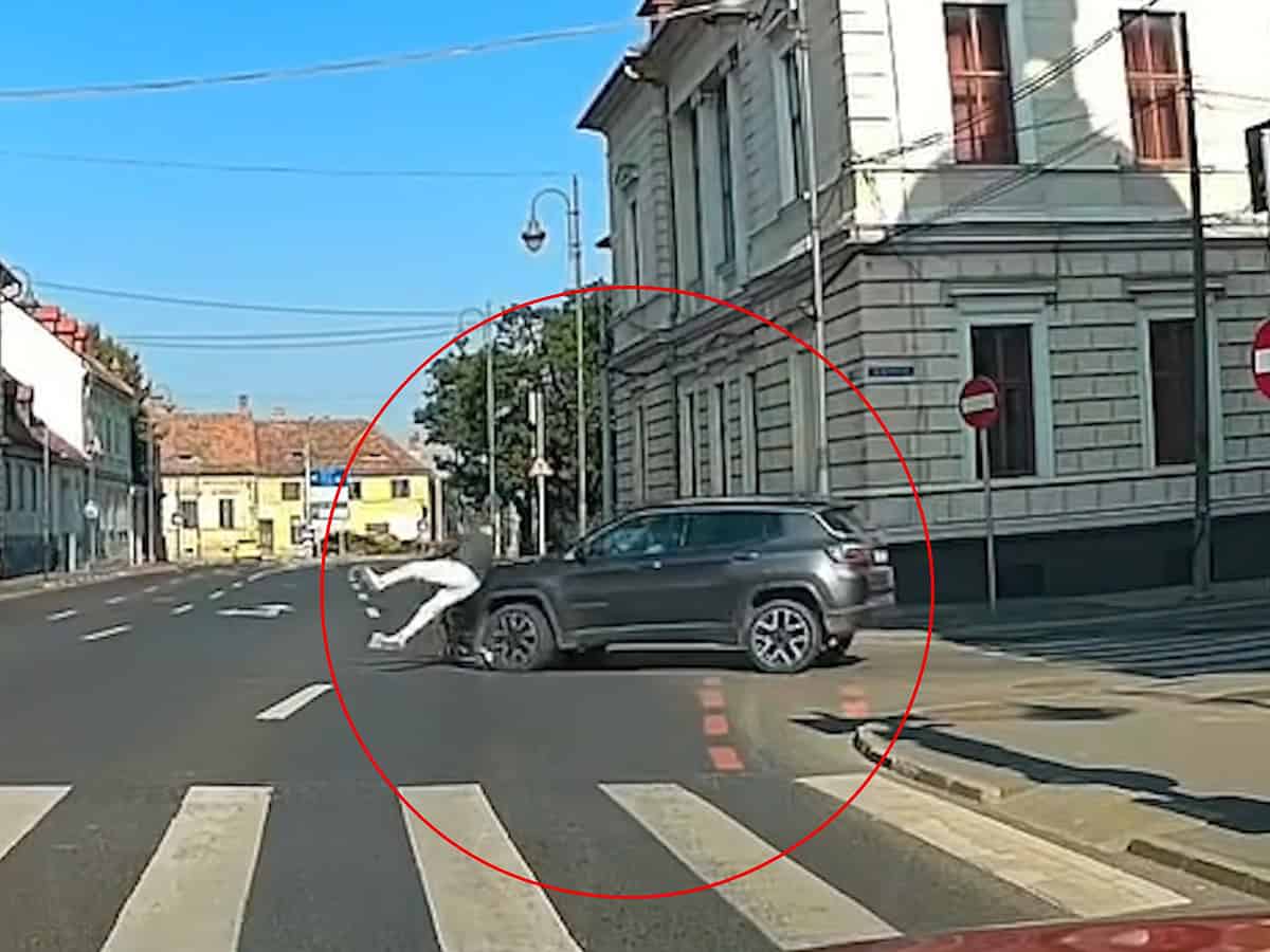 Accident în fața Prefecturii Sibiu - Bărbat pe trotinetă, acroșat de o mașină după ce a trecut pe roșu (video)