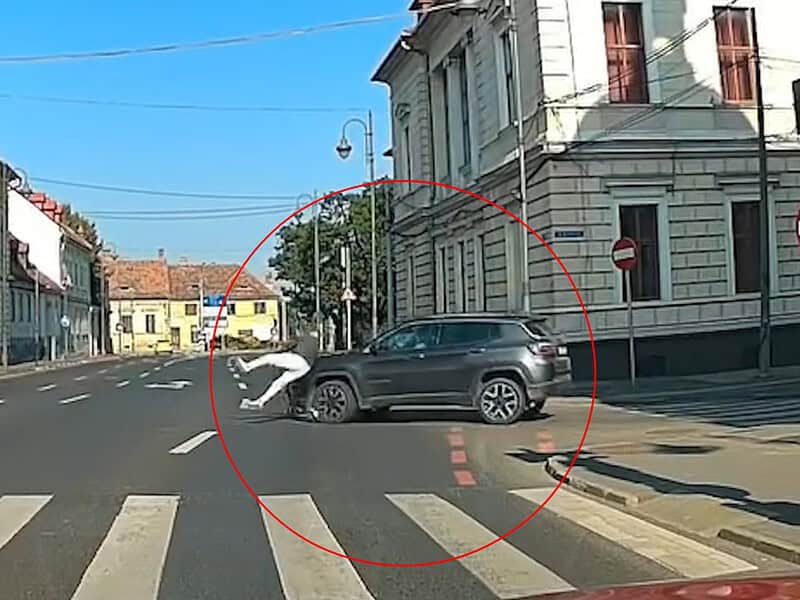 accident în fața prefecturii sibiu - bărbat pe trotinetă, acroșat de o mașină după ce a trecut pe roșu (video)