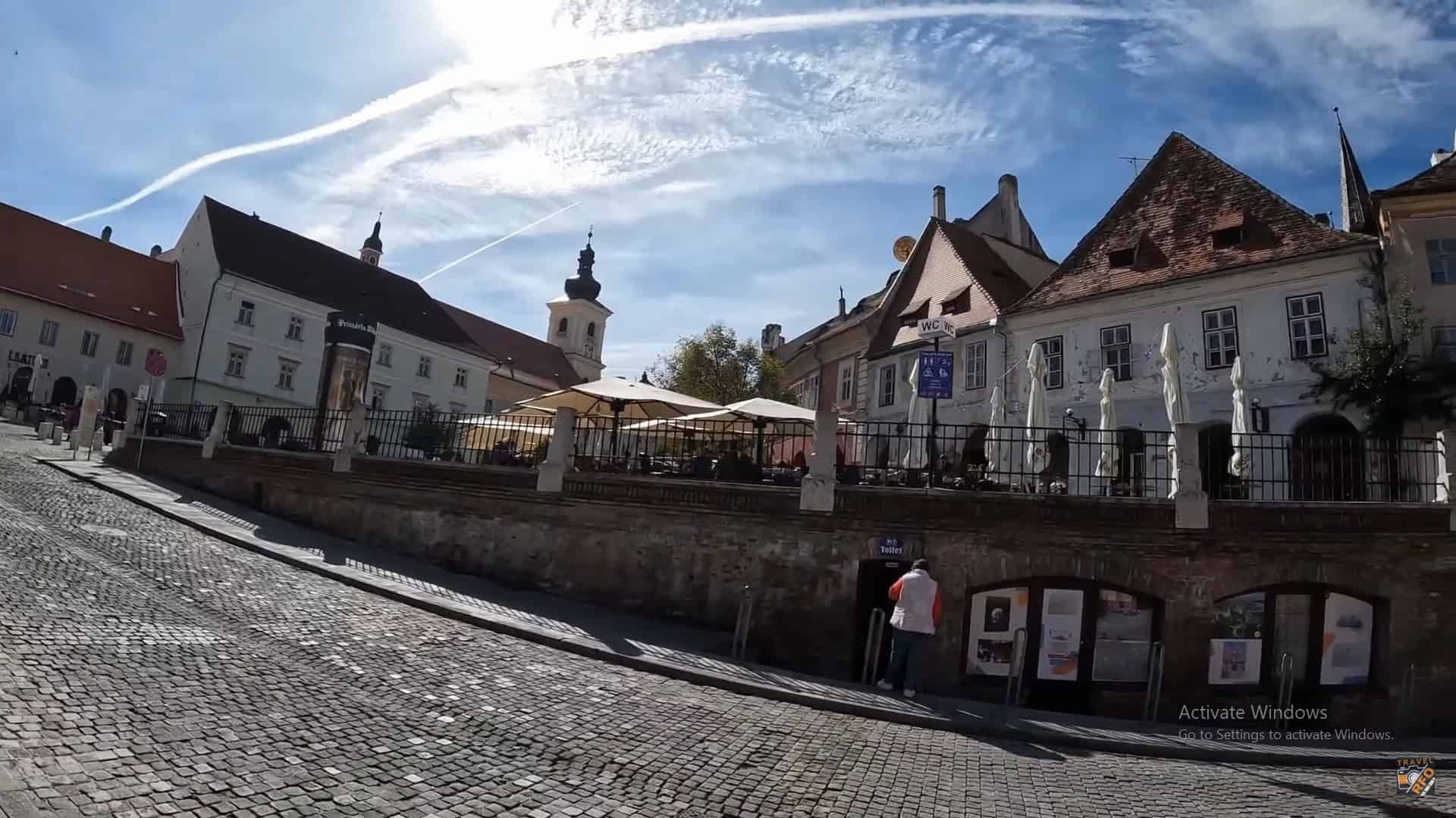 Sibiul prin ,,luneta” unui turist din Marea Britanie. ,,E ciudat că au lăsat expusă statuia lui Brukenthal”