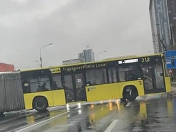 Trafic blocat pe Coposu de un autobuz Tursib care a vrut să întoarcă în mijlocul drumului (video)