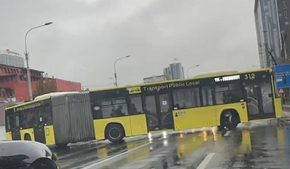 Trafic blocat pe Coposu de un autobuz Tursib care a vrut să întoarcă în mijlocul drumului (video)