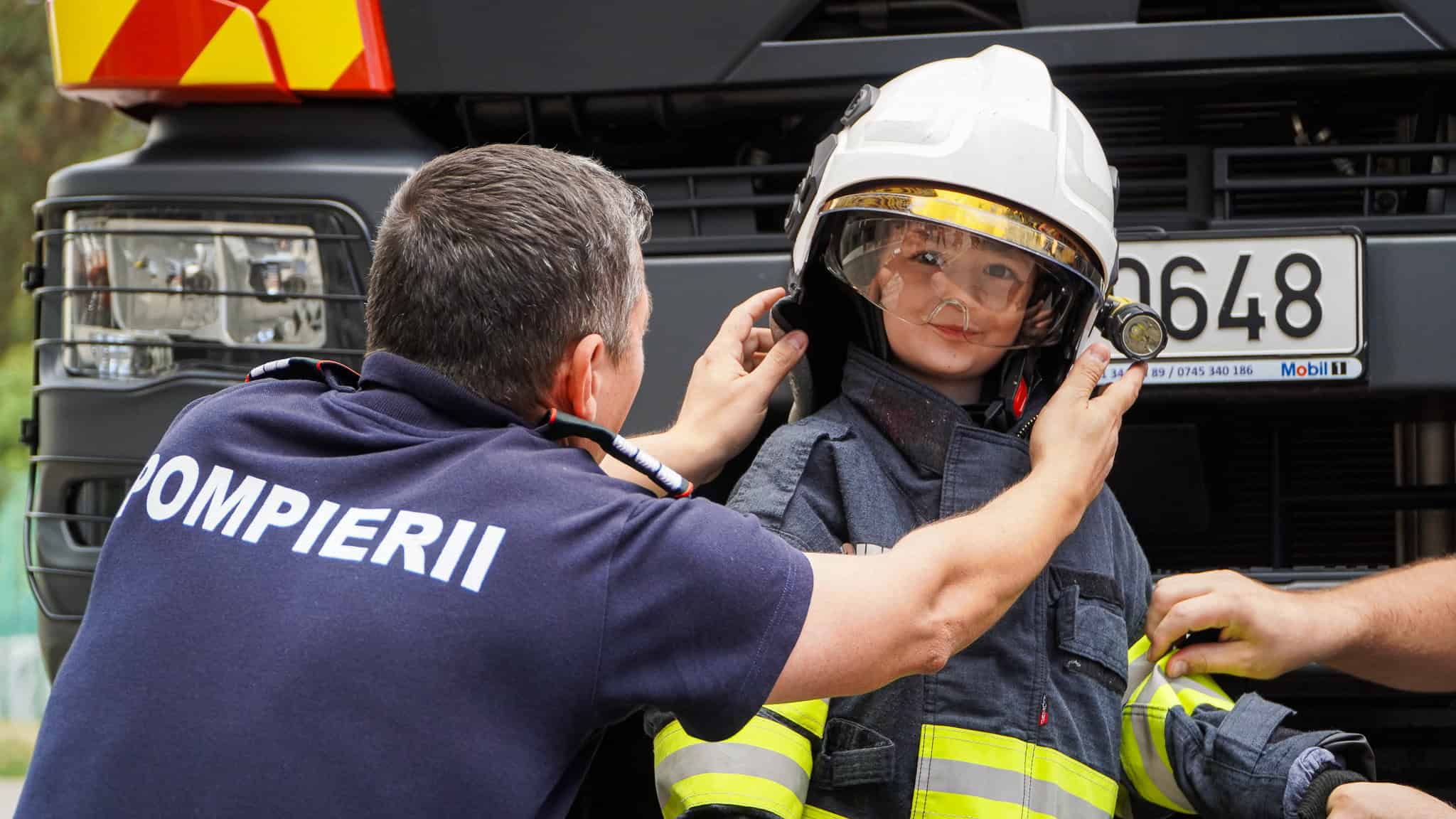 Expoziție de mașini și tehnică de pompieri în parcul Sub Arini - Copiii, mici eroi pentru o zi (foto video)