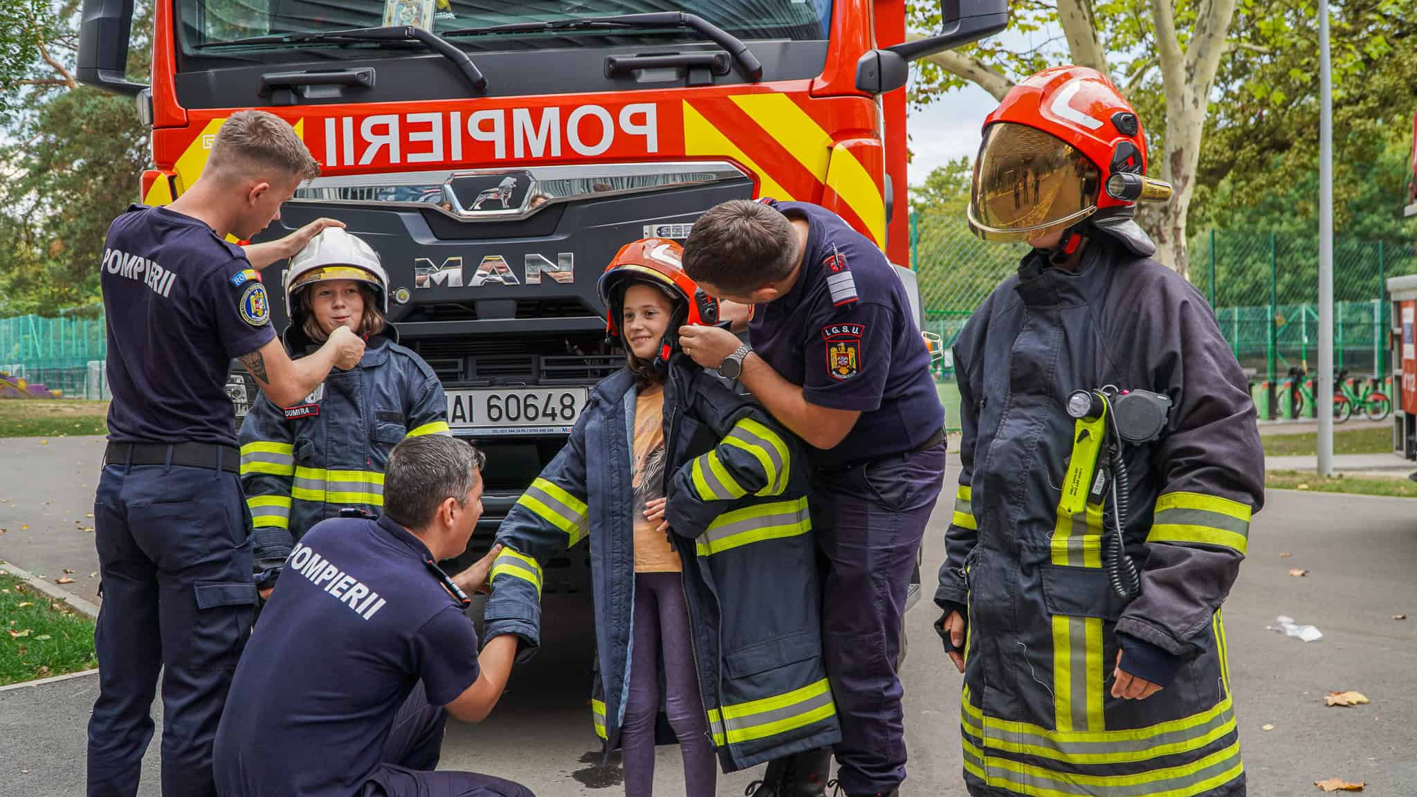 Expoziție de mașini și tehnică de pompieri în parcul Sub Arini - Copiii, mici eroi pentru o zi (foto video)