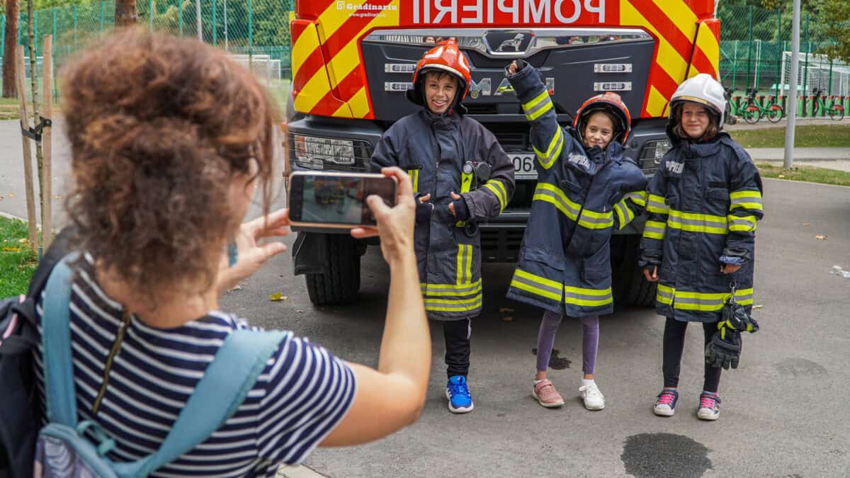 Expoziție de mașini și tehnică de pompieri în parcul Sub Arini - Copiii, mici eroi pentru o zi (foto video)