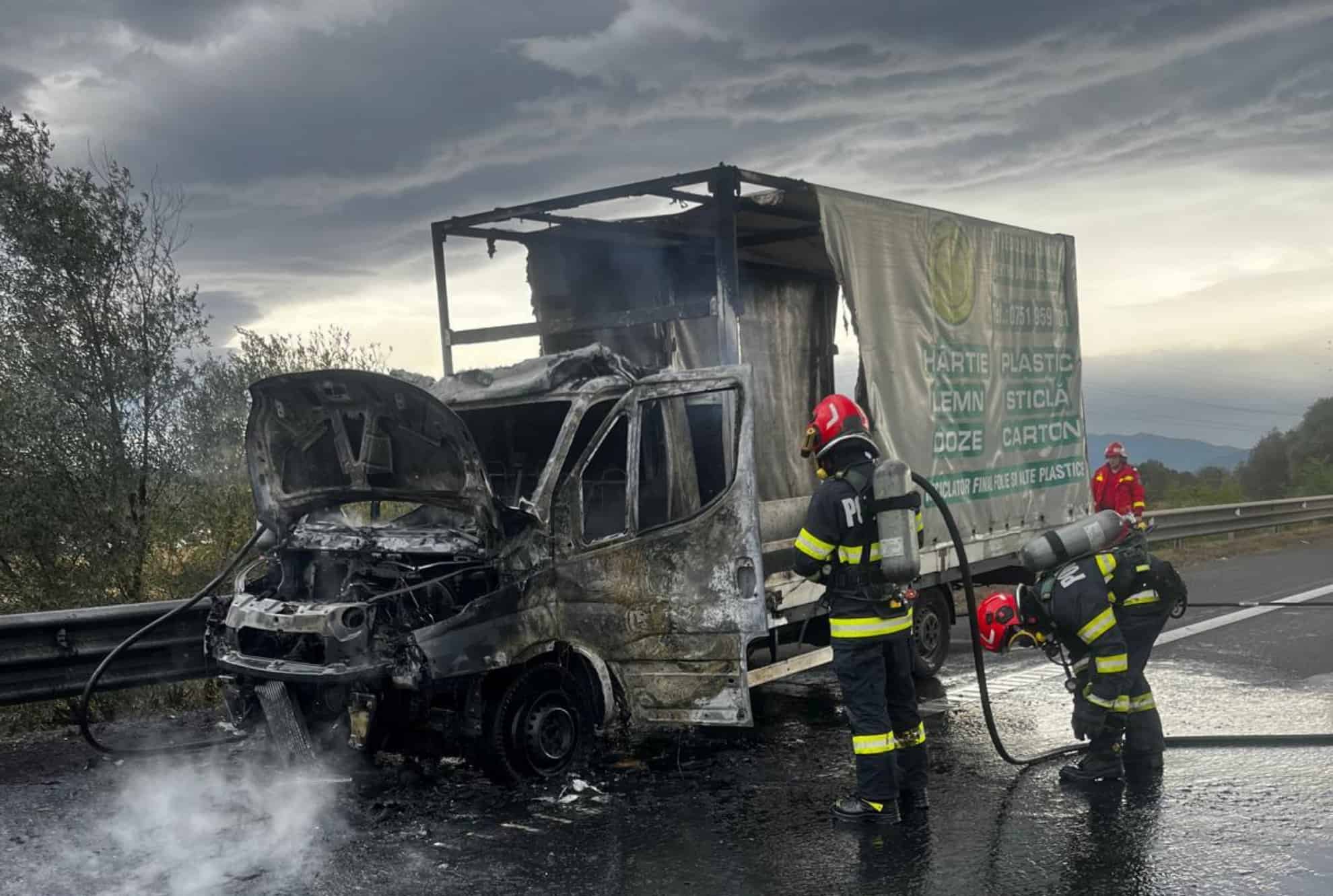 Autoutilitară mistuită de flăcări pe autostradă în apropiere de Șelimbăr (foto)