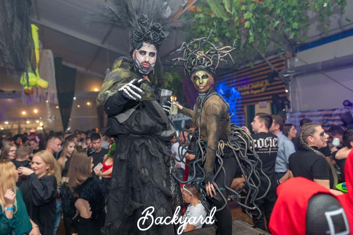 cea mai tare petrecere de halloween este la backyard. la platane vine celebrul aaron sevilla