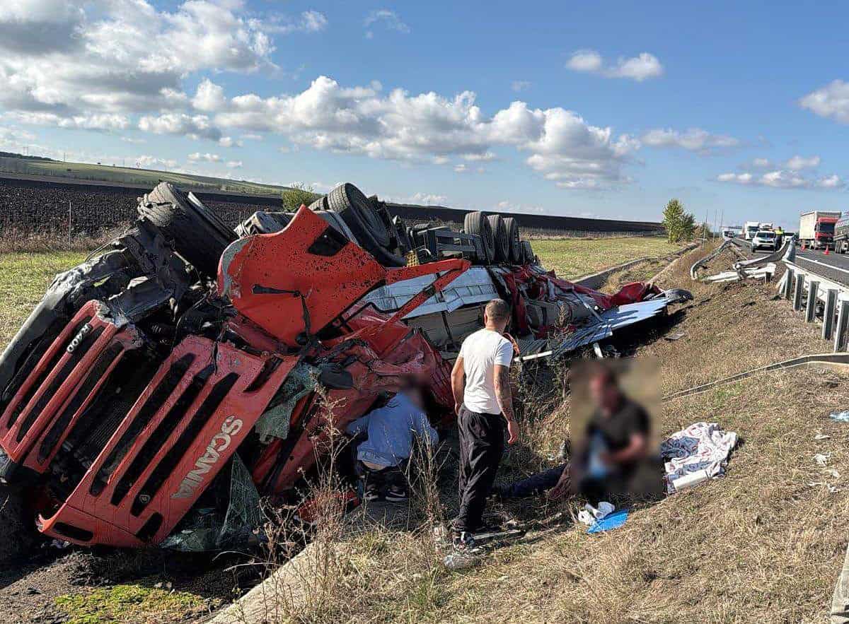 camion răsturnat în șant pe a1 între sibiu și deva