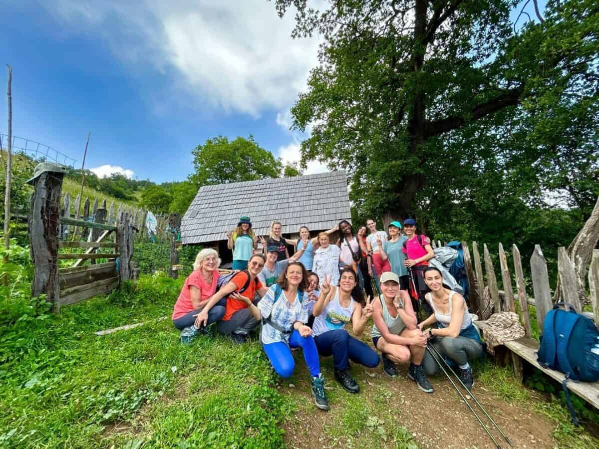 drumeție în munții făgăraș și jurizare de murături. turistele vor aduce în rucsac câte un borcănel din cămara proprie