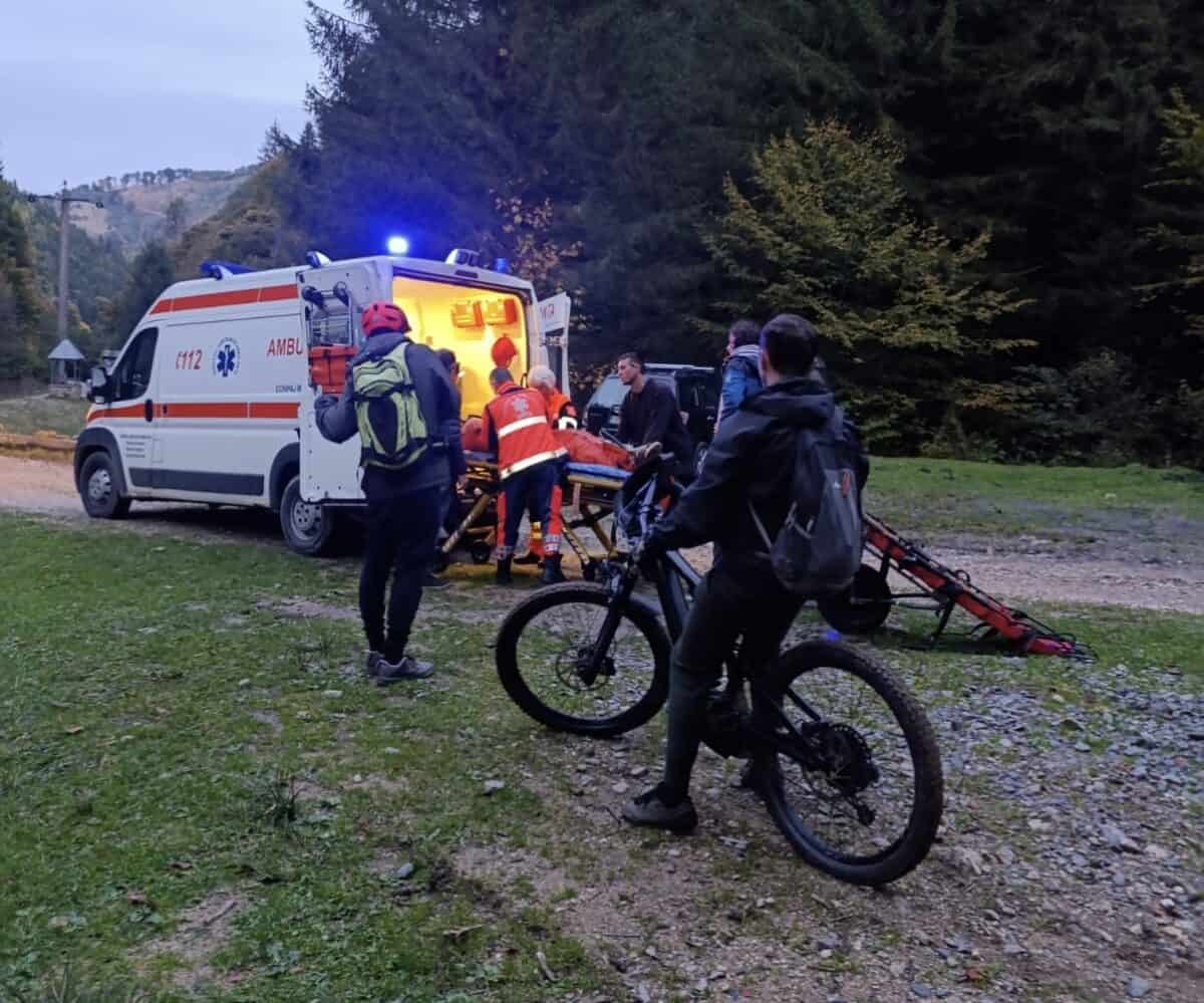 Biciclist rănit la cap după ce a căzut pe un drum forestier