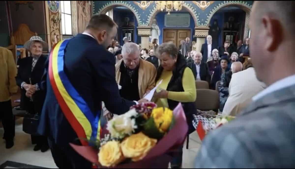 Zeci de cupluri din Șelimbăr premiate pentru împlinirea a 50 de ani de căsătorie. Primar Marius Grecu: “Sunteți exemple pentru comunitatea noastră” (video)