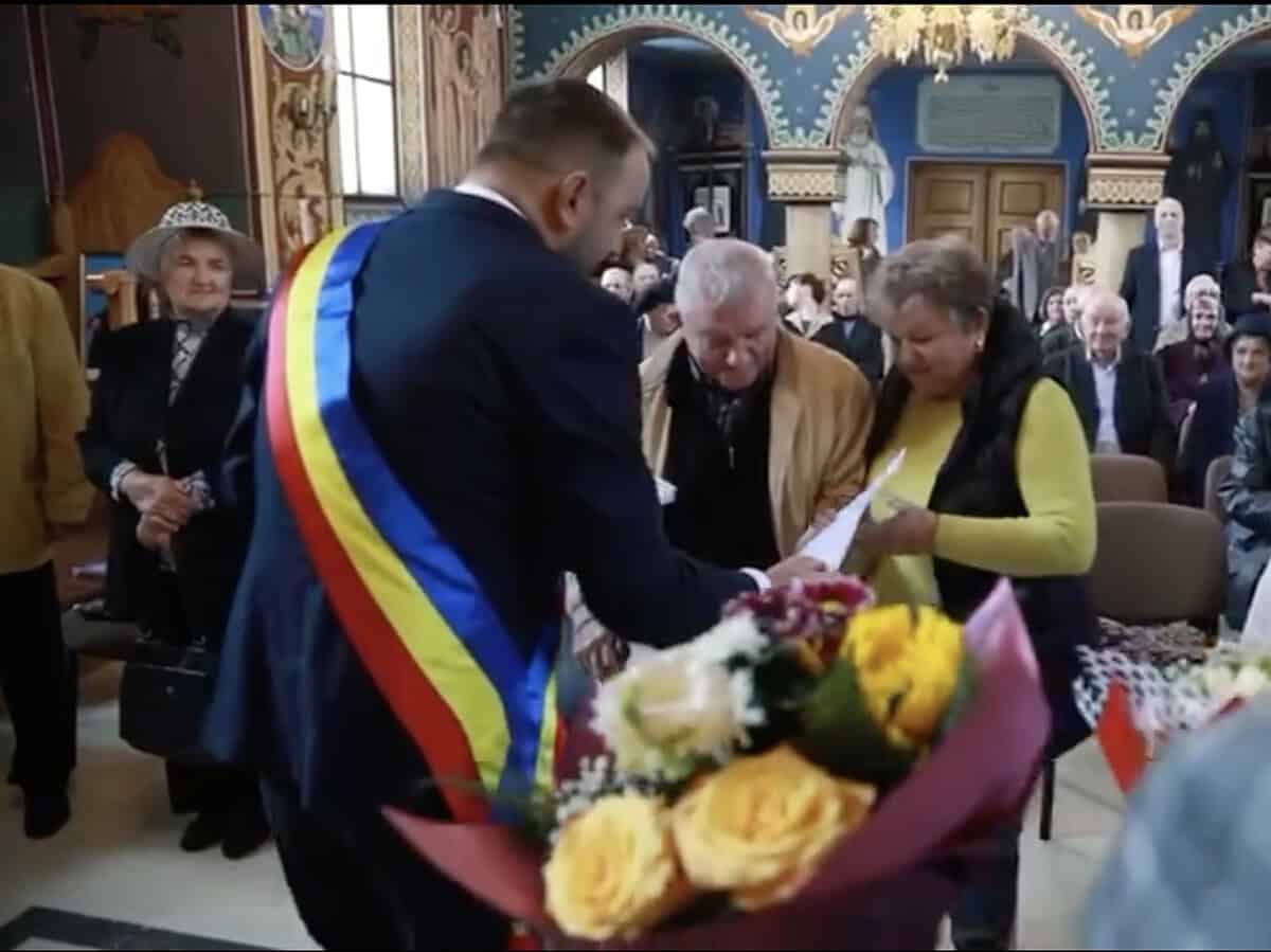 zeci de cupluri din șelimbăr premiate pentru împlinirea a 50 de ani de căsătorie. primar marius grecu: “sunteți exemple pentru comunitatea noastră” (video)