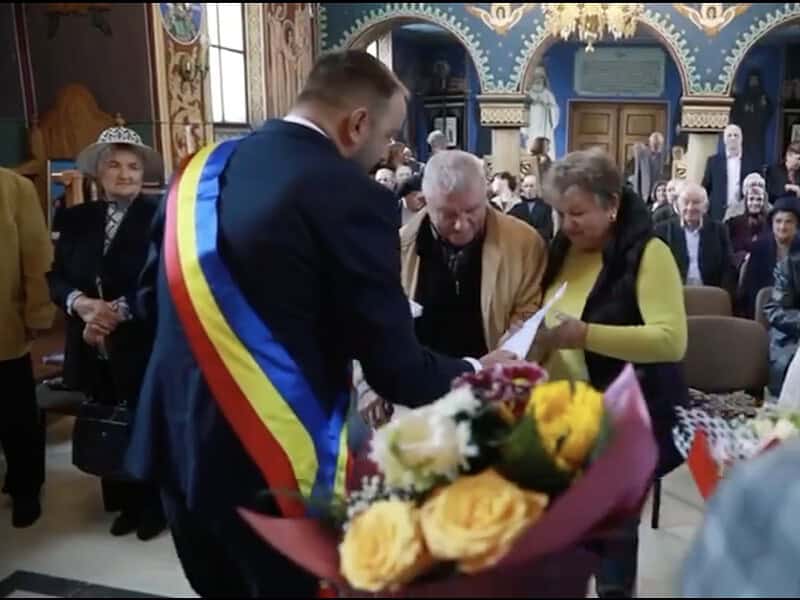 Zeci de cupluri din Șelimbăr premiate pentru împlinirea a 50 de ani de căsătorie. Primar Marius Grecu: “Sunteți exemple pentru comunitatea noastră” (video)