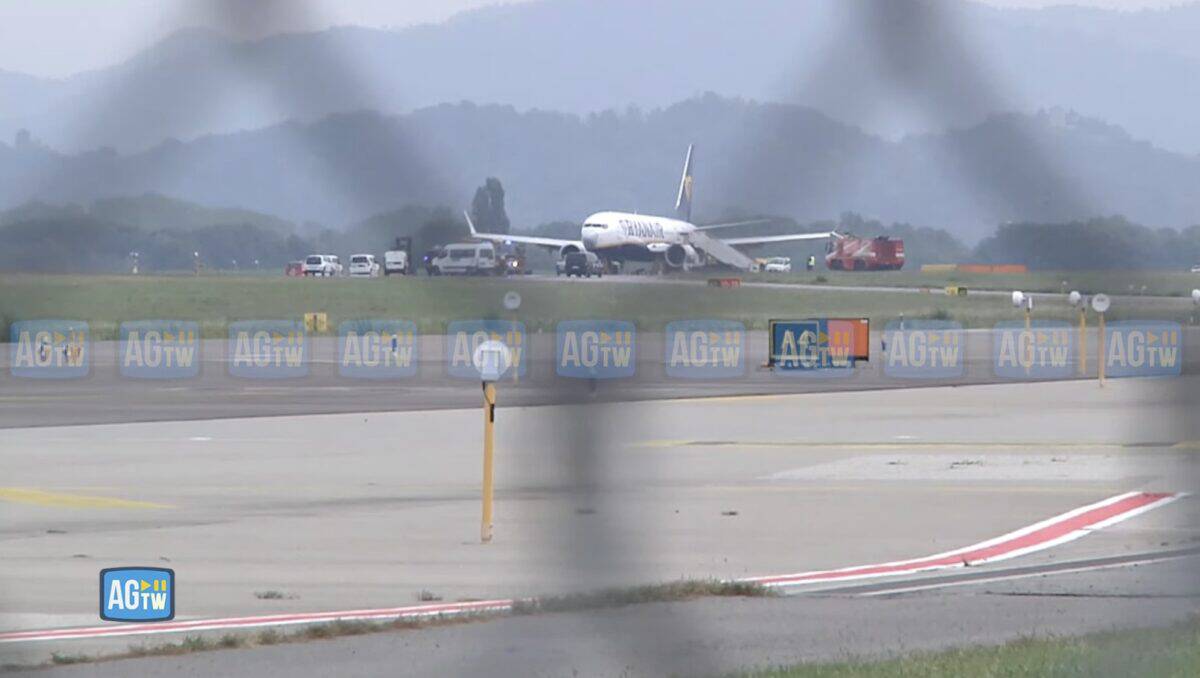 Panică într-un avion Ryanair. A luat foc înainte de decolare (video)