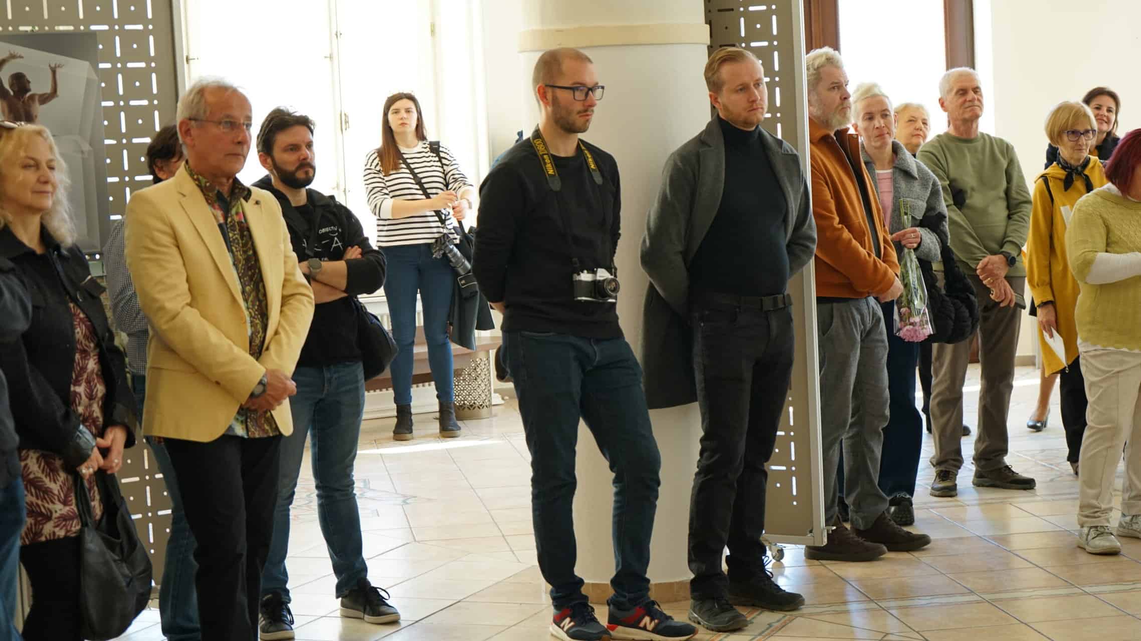 expoziție de neratat la sibiu. cele mai bune 50 de fotografii din ultima jumătate de secol expuse de fotoclub orizont (foto,video)