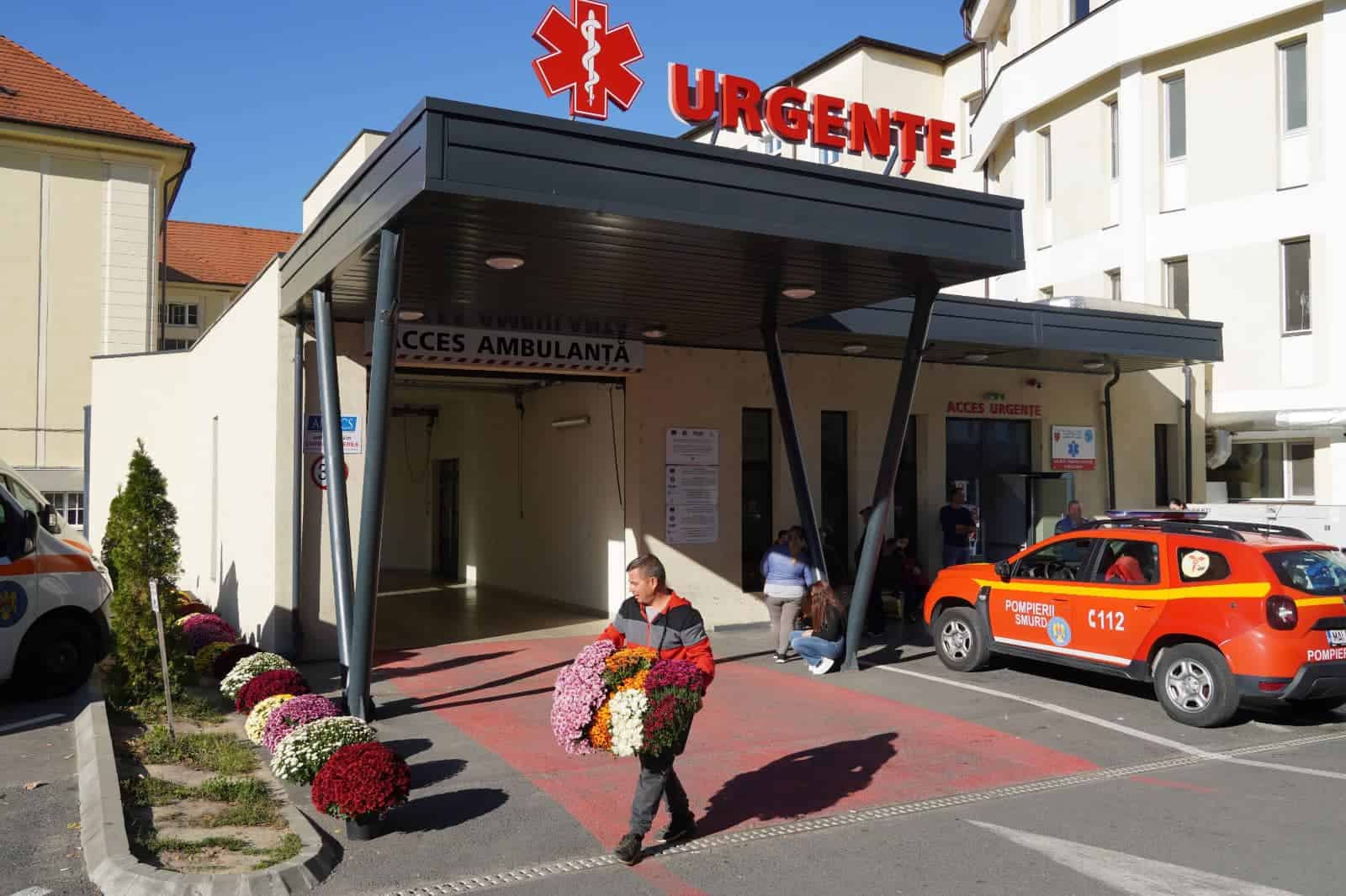 un sibian plantează flori în amintirea mamei, la ”urgența” spitalului județean sibiu. ”o viața întreagă a muncit aici”