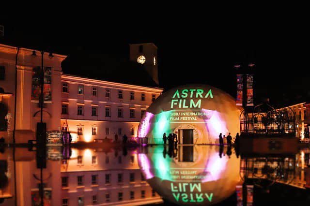 cinema dome la astra film festival. spectacol imersiv cu imagini rare și hituri de legendă ale trupelor queen și pink floyd în centrul sibiului