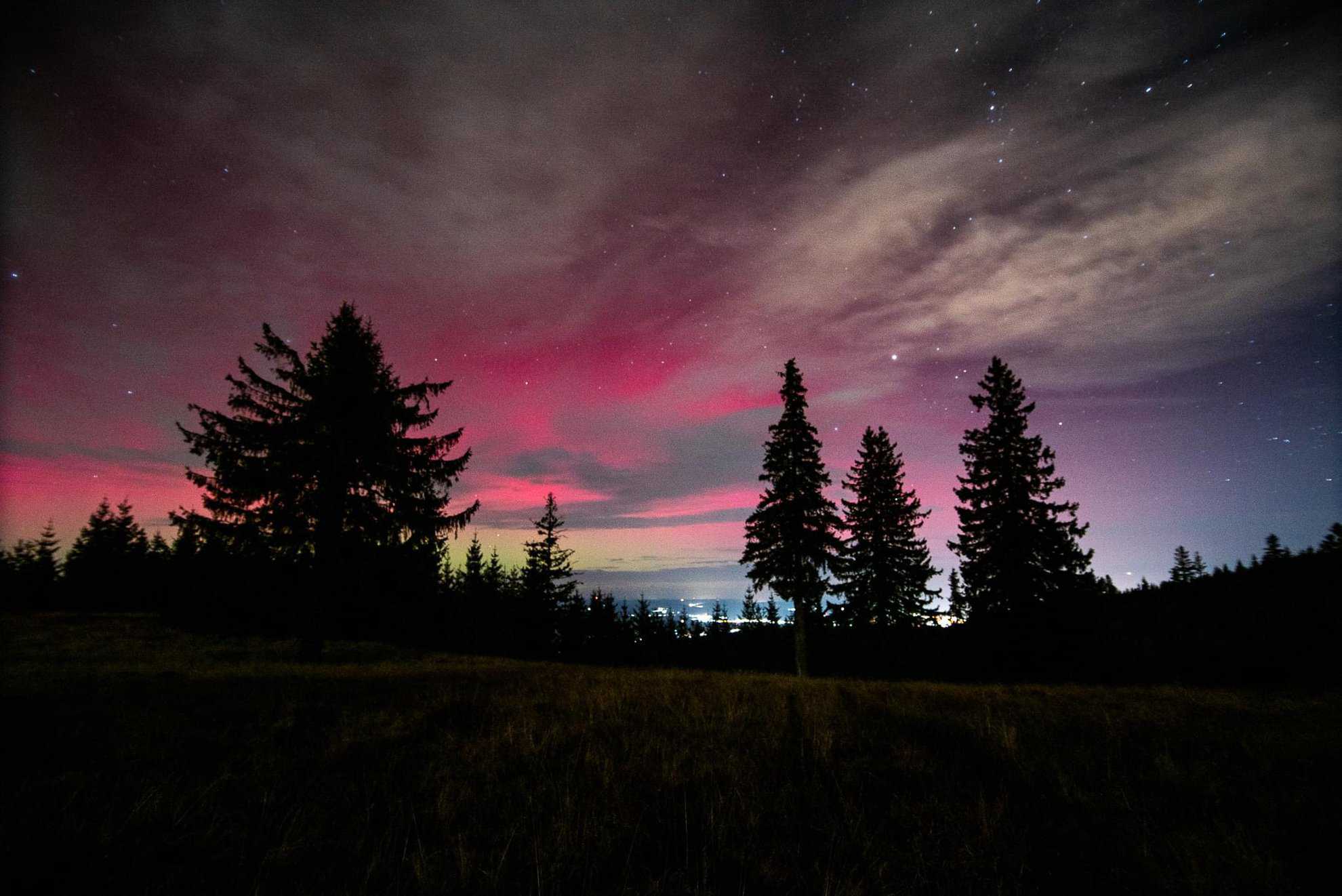 imagini superbe cu aurora boreală la sibiu. spectacol unic pe cerul orașului (foto)