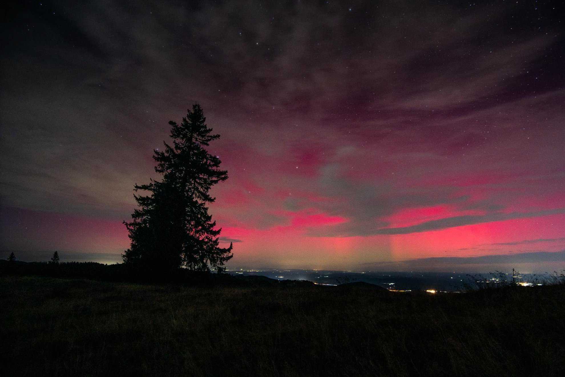 imagini superbe cu aurora boreală la sibiu. spectacol unic pe cerul orașului (foto)