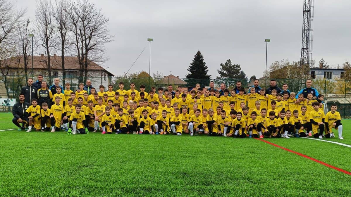 antrenori de la clubul spaniol villarreal au sosit la sibiu. antrenează sute de copii de la interstar (foto)