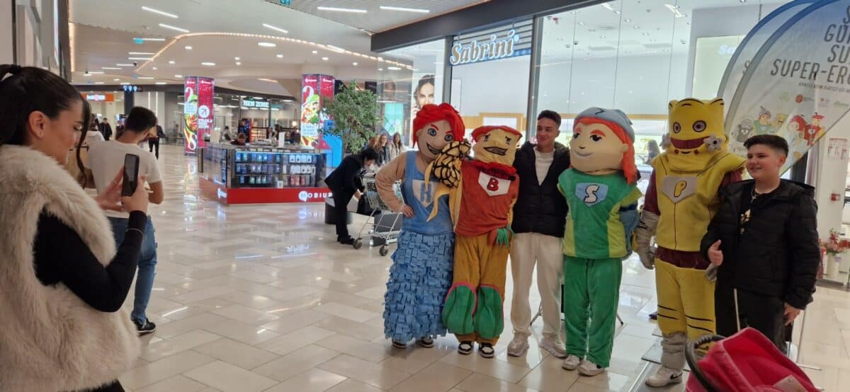 petrecere cu supereroi de halloween, la bibliotecă și la mall