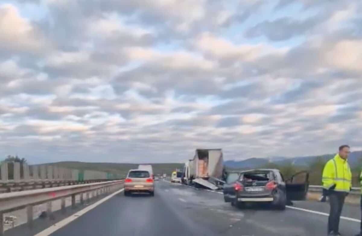 Accident cu două TIR-uri și alte două turisme implicate pe A1 între Săliște și Sibiu (video)