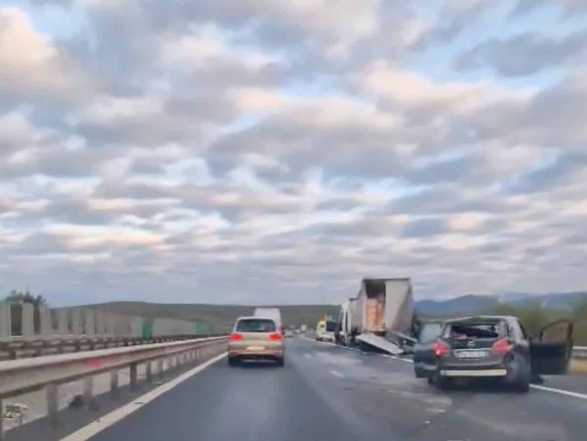 Accident cu două TIR-uri și alte două turisme implicate pe A1 între Săliște și Sibiu (video)