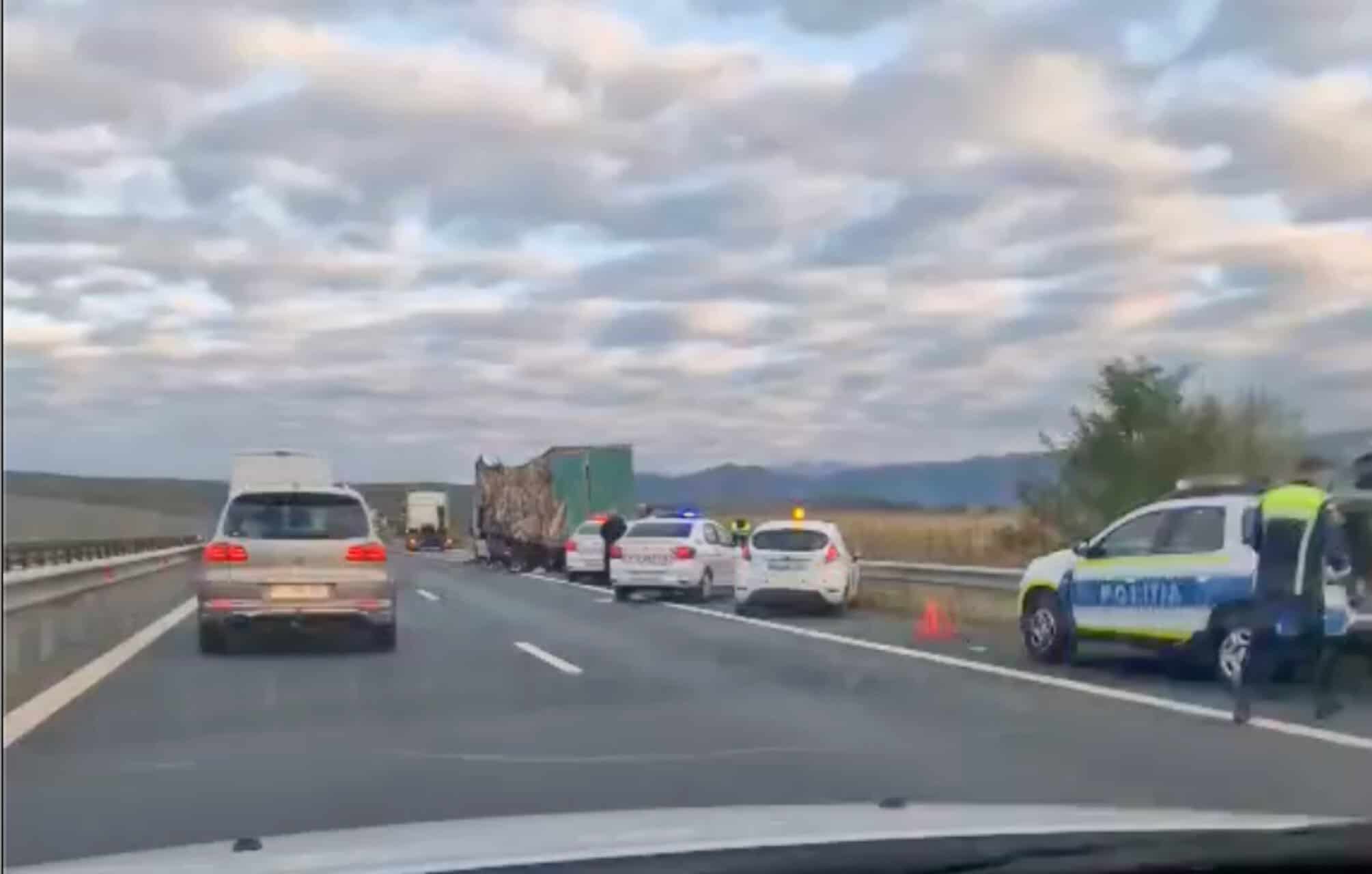 Accident cu două TIR-uri și alte două turisme implicate pe A1 între Săliște și Sibiu (video)