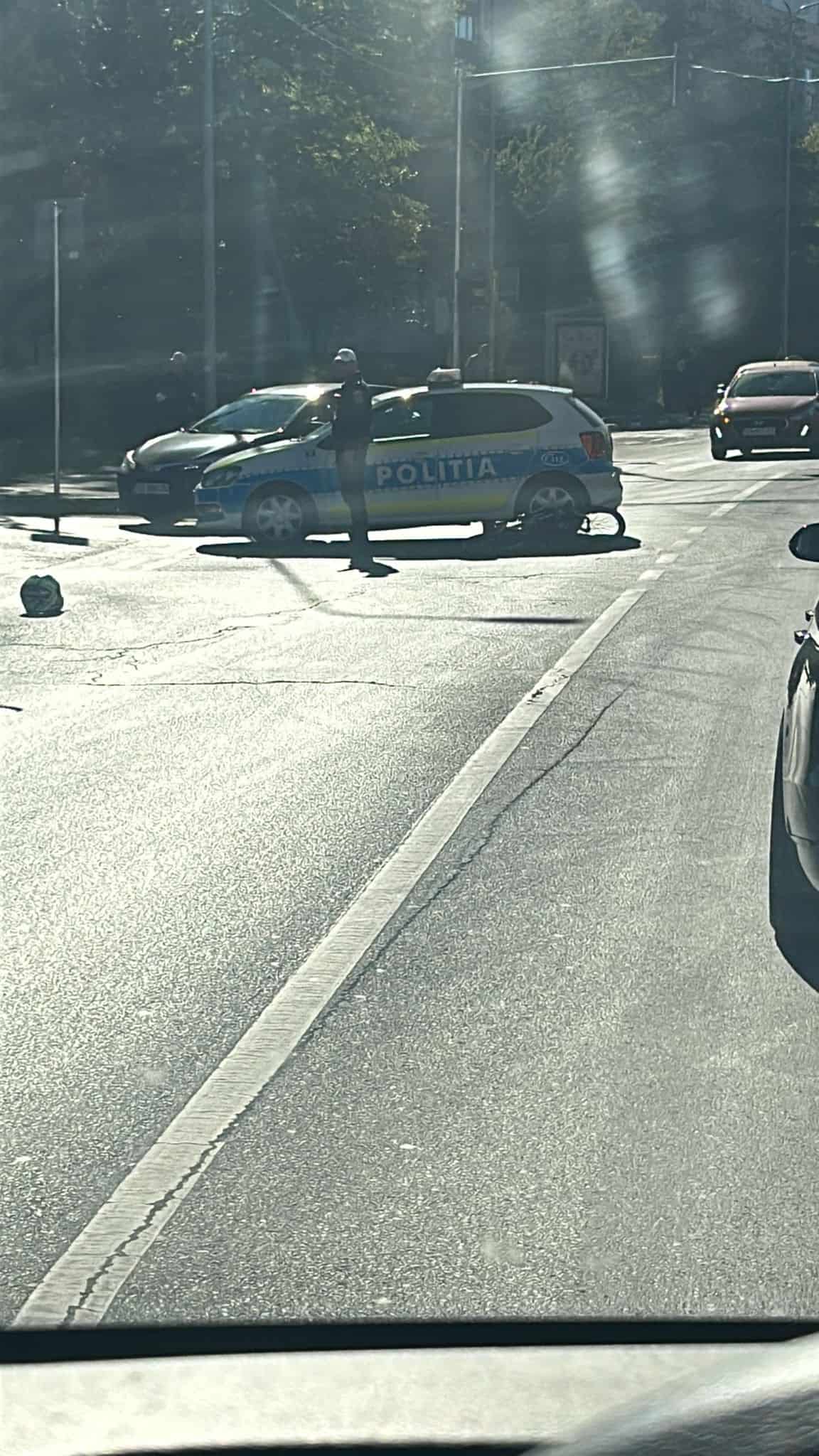 accident pe strada nicolae iorga. biciclist luat pe capotă de o mașină