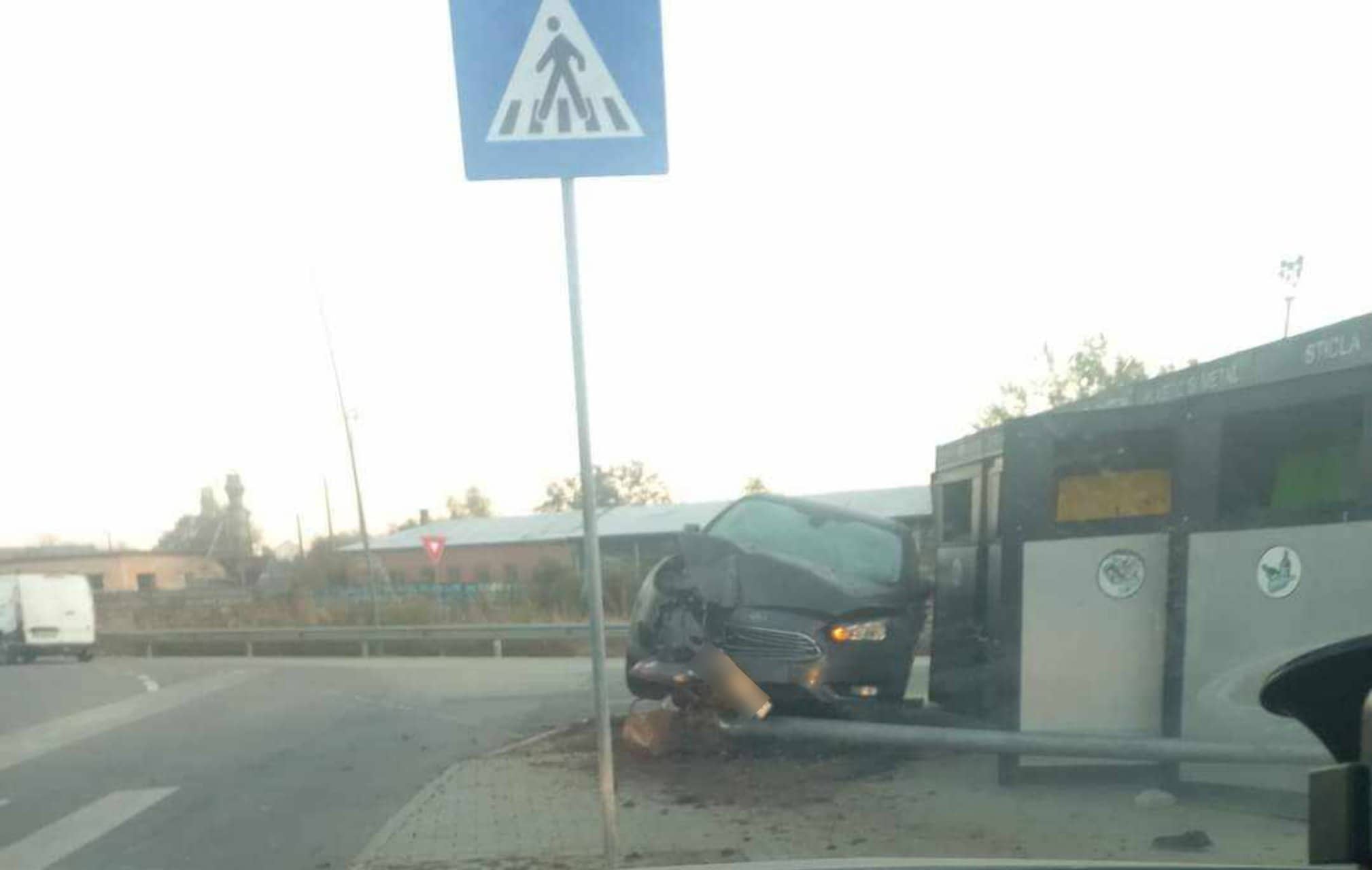 accident ca în filmele cu cascadori la șelimbăr. a „cocoțat” mașina pe o movilă (foto)