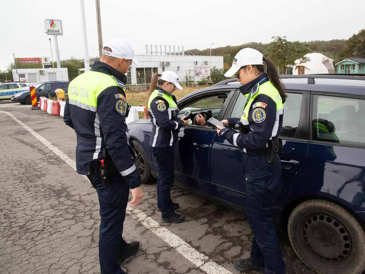 Polițiștii din Sibiu au dat primele amenzi direct de pe tabletele electronice (video)