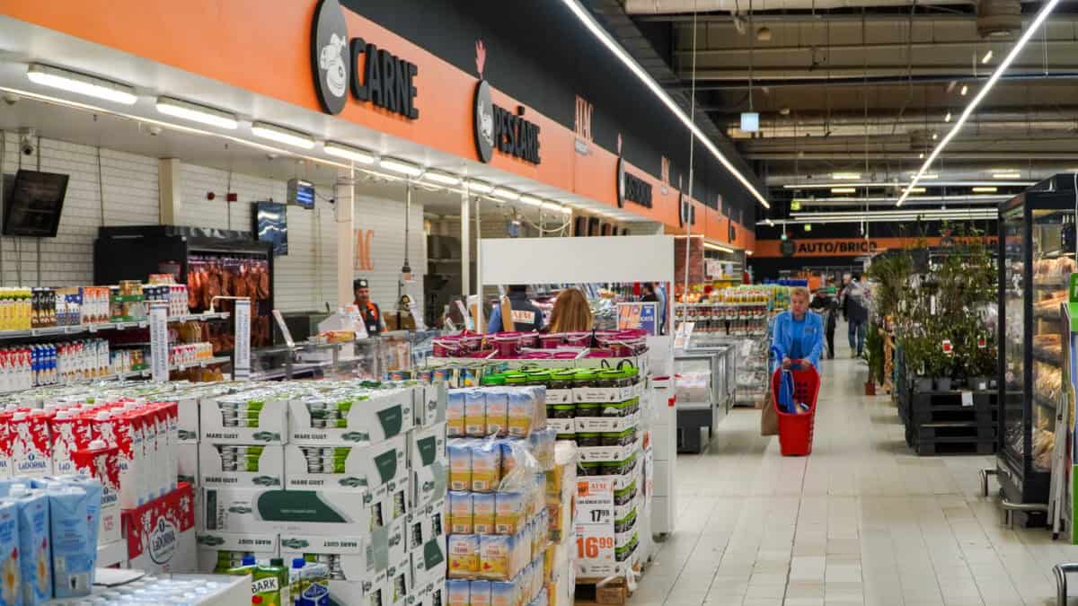 auchan sărbătorește majoratul cu peste 1.000 de oferte și reduceri de neratat. iată ofertele lunii din magazinul atac hiper discount by auchan!