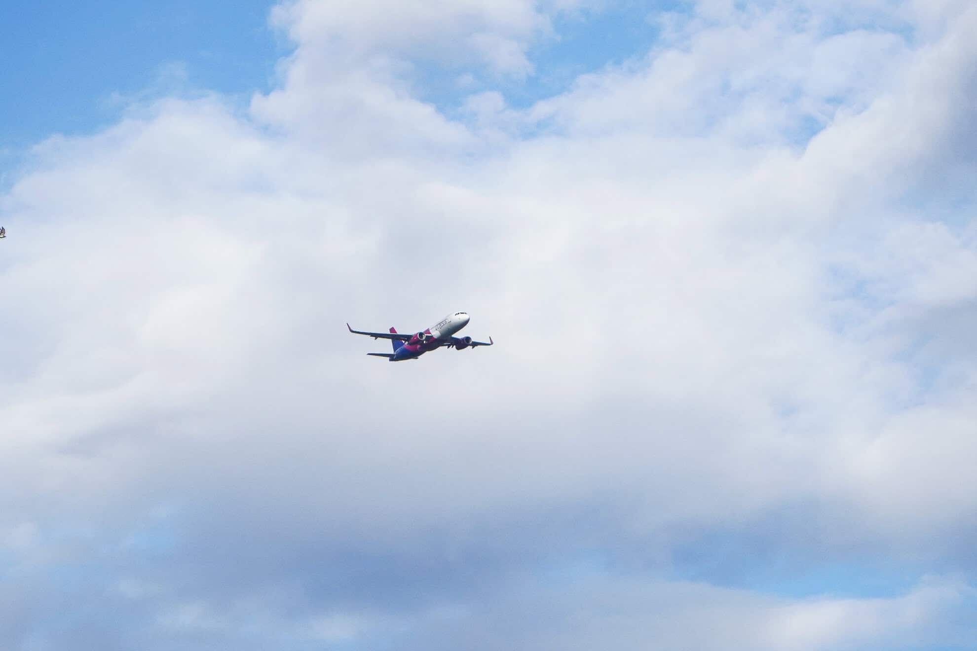 încă un avion survolează cerul sibiului. are aceeiași misiune ca și cel de joi (foto video)