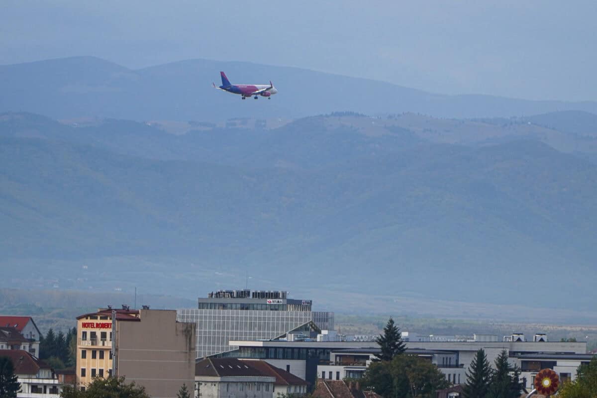 Un avion survolează Sibiul și face operațiuni de “touch and go” la Aeroport