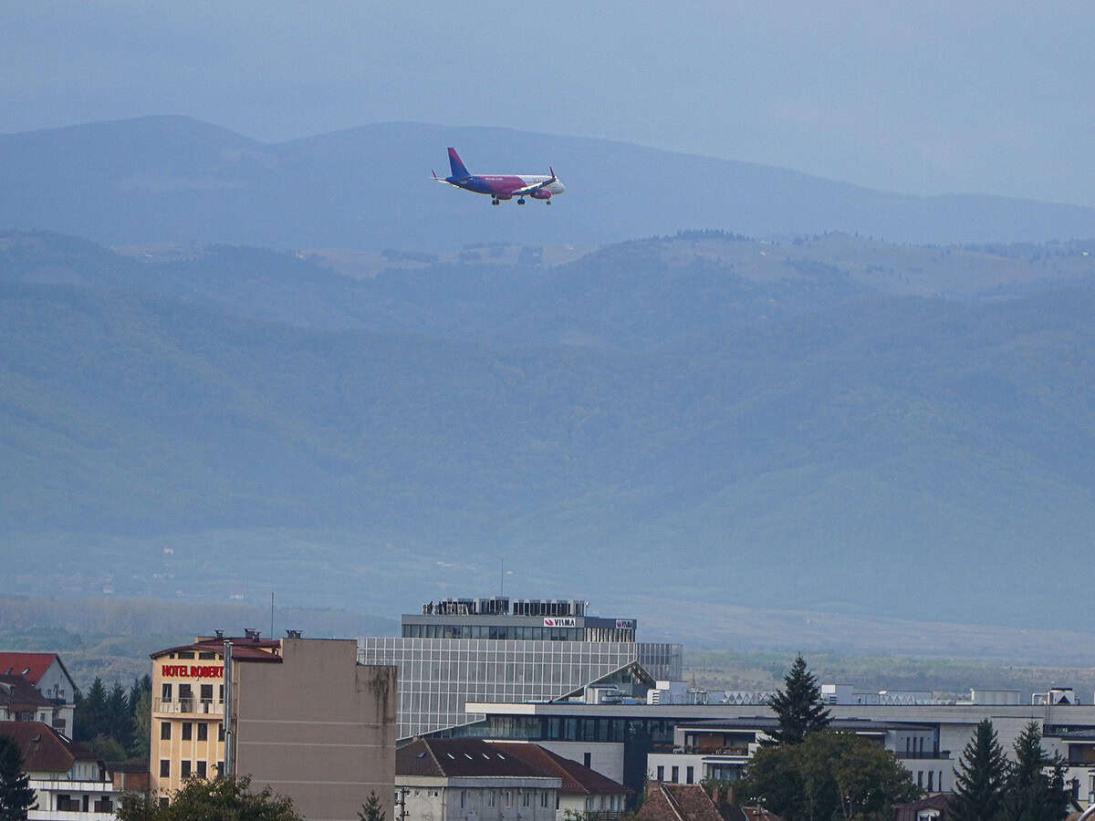 Un avion survolează Sibiul și face operațiuni de “touch and go” la Aeroport