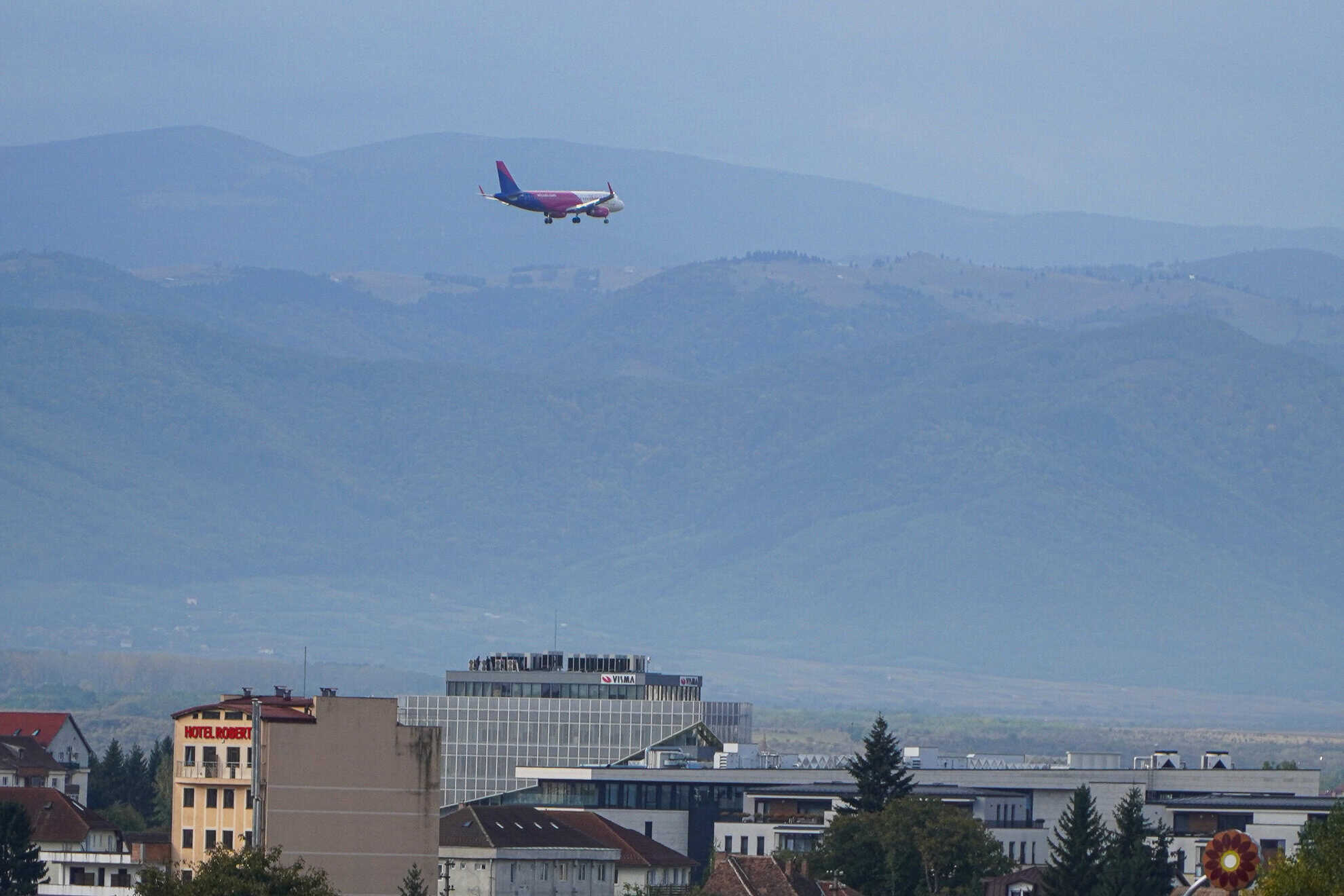 încă un avion survolează cerul sibiului. are aceeiași misiune ca și cel de joi (foto video)