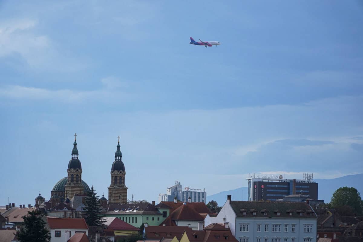 încă un avion survolează cerul sibiului. are aceeiași misiune ca și cel de joi (foto video)