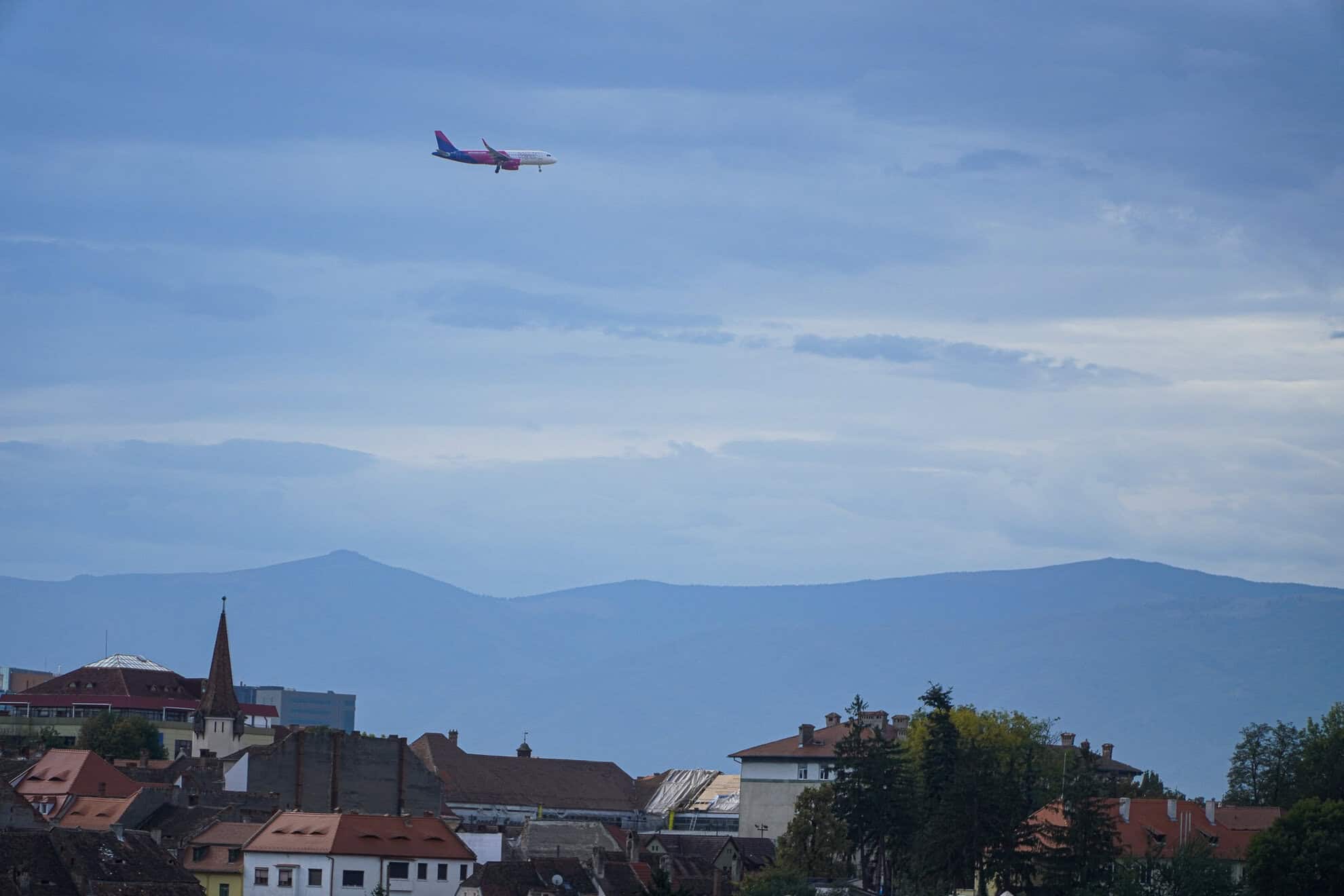 încă un avion survolează cerul sibiului. are aceeiași misiune ca și cel de joi (foto video)