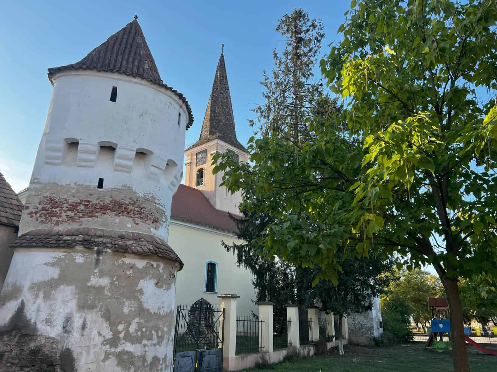 Povestea bisericii din Sibiu în care angajații primăriei lucrau în depozitul de slănină