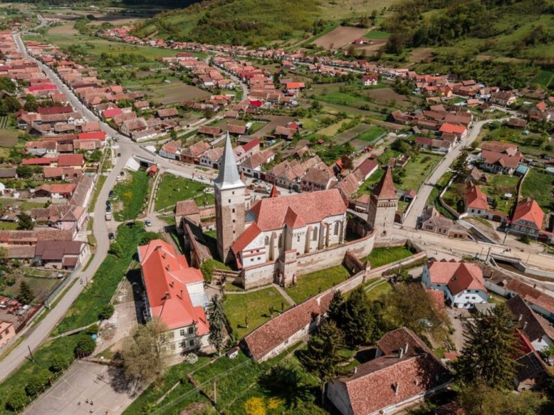 biserică fortificată din județul sibiu, restaurată. are peste 500 ani vechime