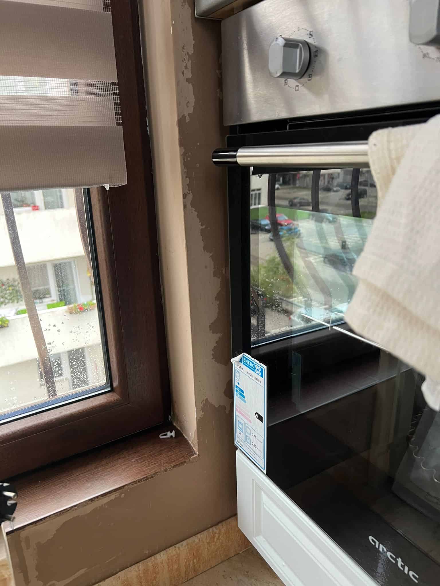 Infiltrații cu apă în mai multe apartamente dintr-un bloc de la Șelimbăr. Dezvoltatorul afirmă că de vină sunt locatarii (foto)