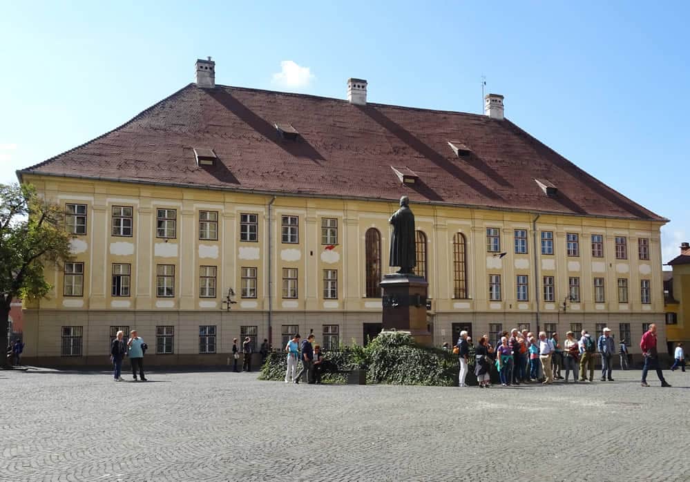 Două licee din Sibiu decorate de Klaus Iohanis de Ziua Educației