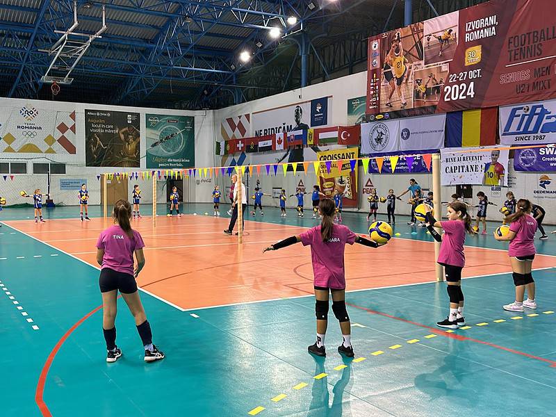 fetele de la champions sibiu prezente la campusul de volei de la izvorani (foto)