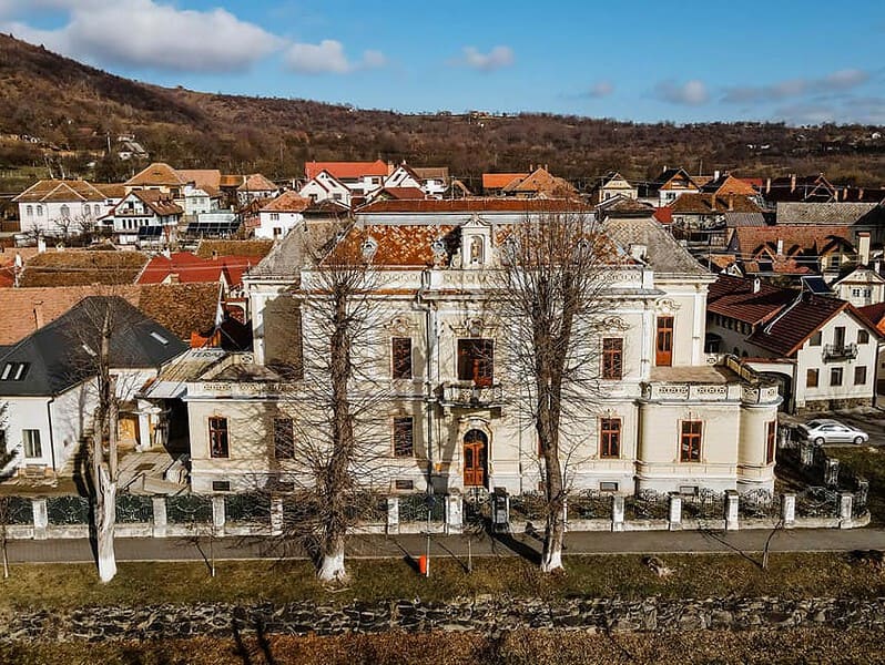 castel celebru din săliște scos la vânzare pentru o sumă exorbitantă. se pretează pentru un boutique hotel (foto)