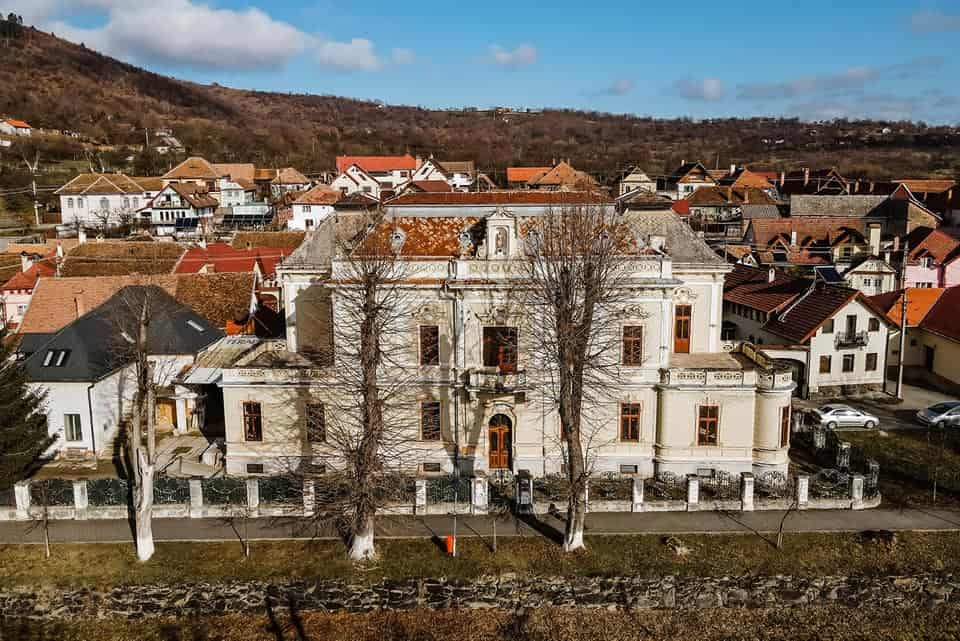 castel celebru din săliște scos la vânzare pentru o sumă exorbitantă. se pretează pentru un boutique hotel (foto)