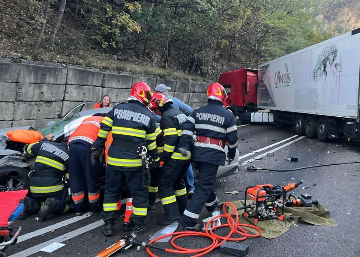 accident grav între o mașină si un camion pe valea oltului. o persoană încarcerată