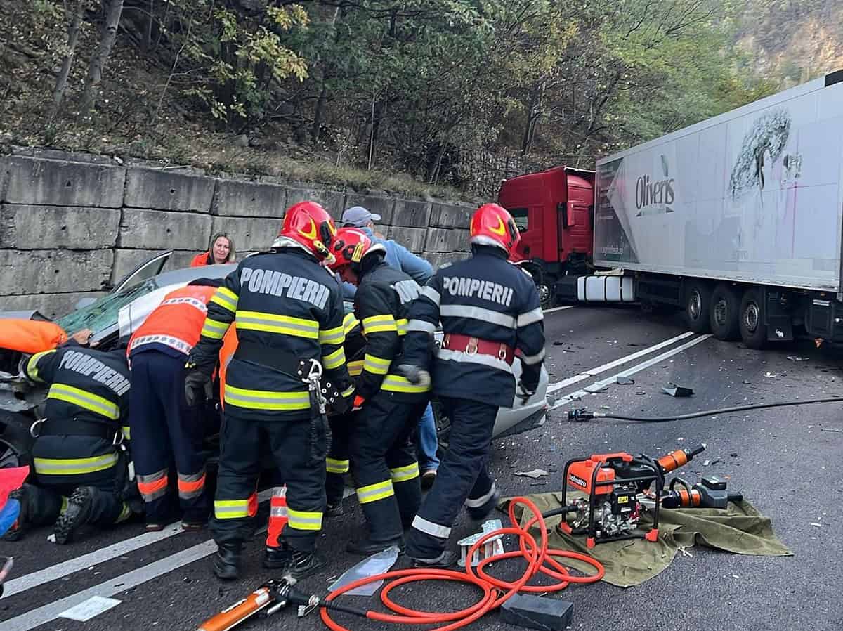 accident grav între o mașină si un camion pe valea oltului. o persoană încarcerată