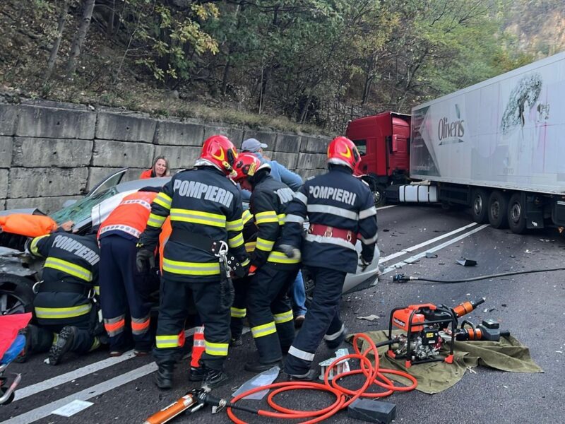 accident grav între o mașină si un camion pe valea oltului. o persoană încarcerată