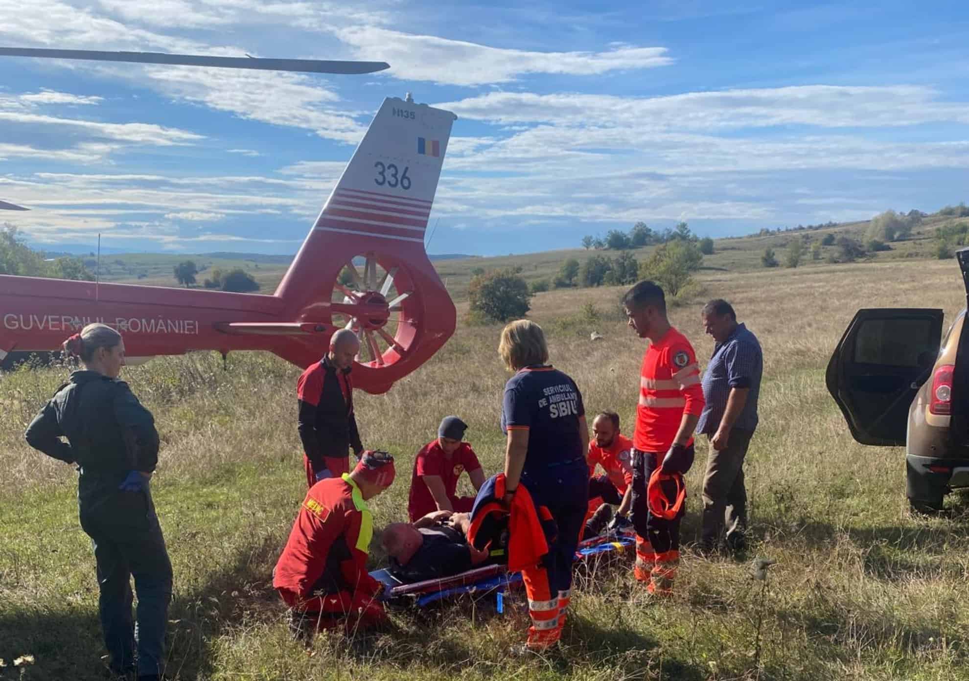 Bărbat luat cu elicopterul din pădure după ce a căzut cu motocicleta (foto)