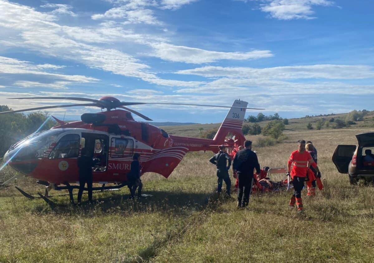 Bărbat luat cu elicopterul din pădure după ce a căzut cu motocicleta (foto)